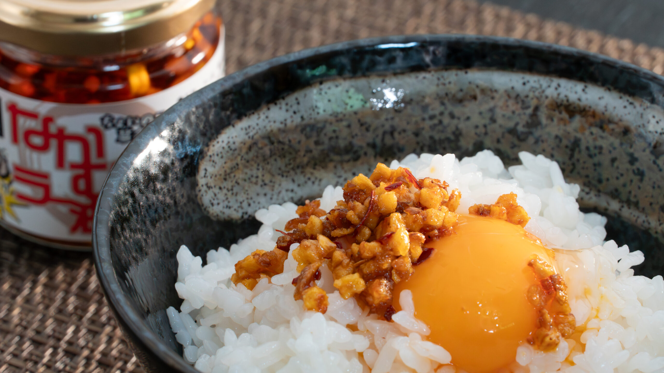 カリカリ食べるラー油とご飯・おかずのイメージ