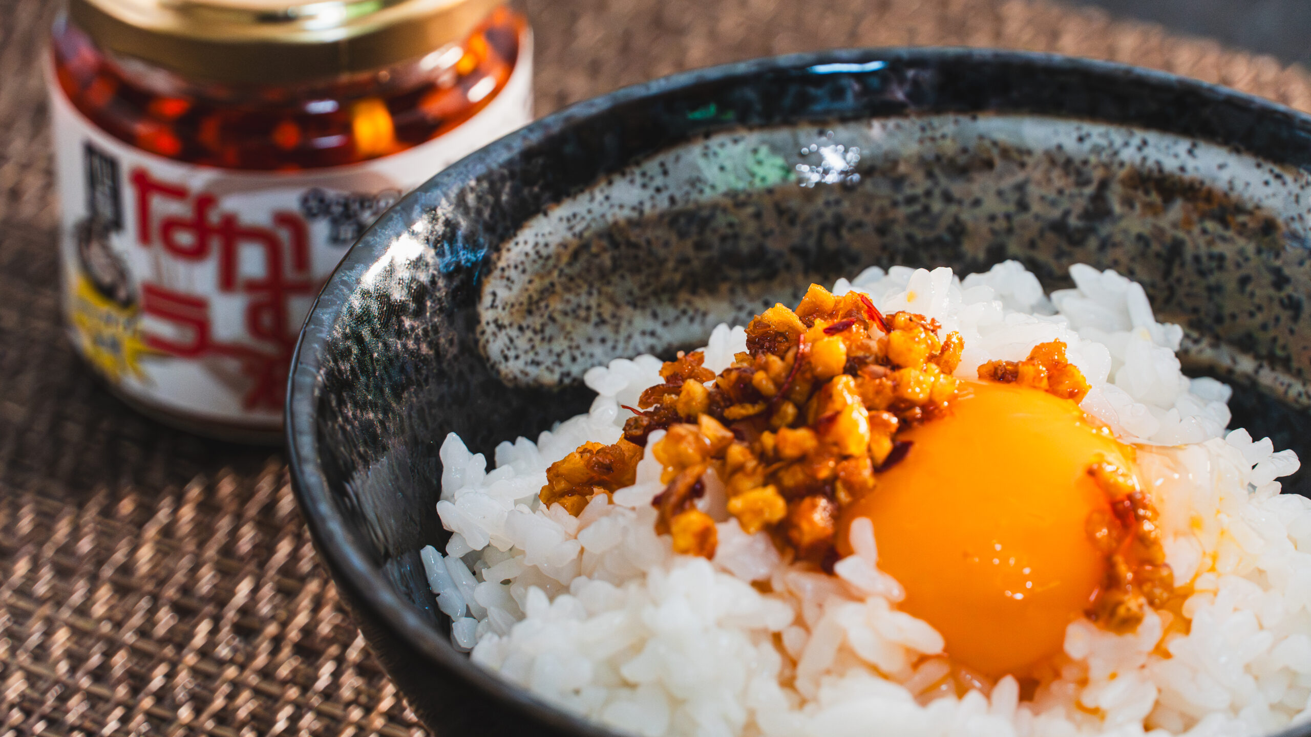 卵かけご飯に食べるラー油をかけたイメージ