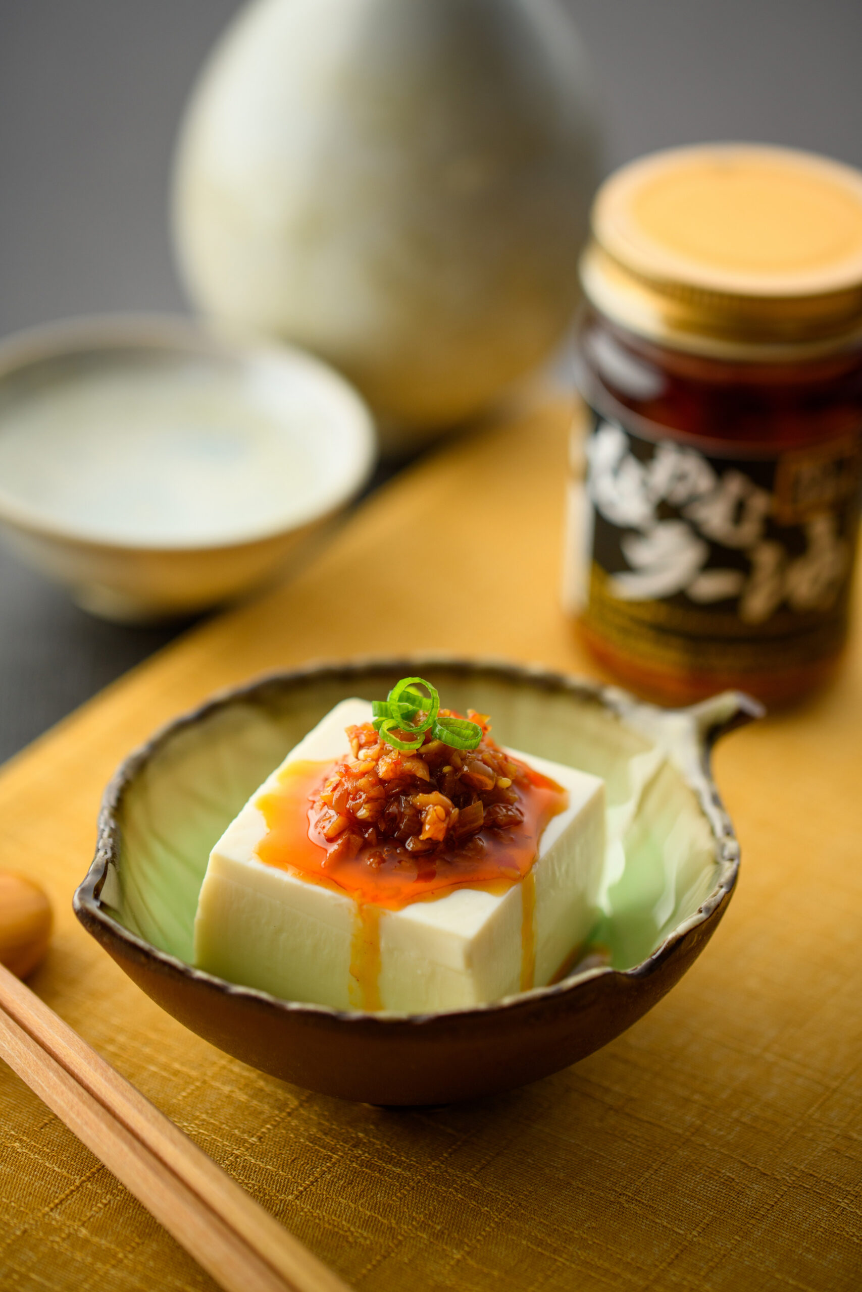 冷奴に食べるラー油と青ねぎをのせたイメージ